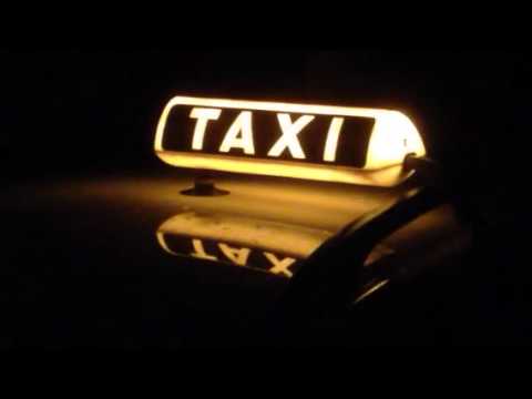 Gelbe Taxi-Schild Auf Dem Auto Am Abend Oder In Der Nacht